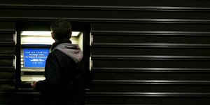 Λύθηκε το πρόβλημα με τις αναλήψεις από ΑΤΜ - Χρέωναν και λεφτά δεν έδιναν