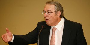 Ποιος είναι ο καθηγητής Γιώργος Μπαμπινιώτης