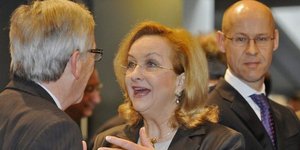 Έξαλλος ο Γιούνκερ με την Μαρία Φέκτερ - Ακύρωσε συνέντευξη