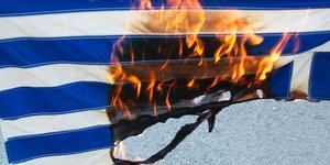κάψιμο ελληνικής σημαίας