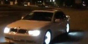 100 μοτοσικλέτες και οχήματα που πραγματοποιούσαν κόντρες στο δρόμο.