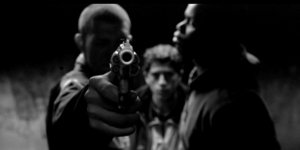 Απόστρατος βγάζει όπλο σε επίδοξο ληστή -μετανάστη- και του παίρνει τα λεφτά του