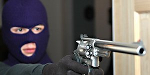 Ληστές «σήκωσαν» 80.000 ευρώ όχι από τράπεζα