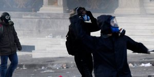 Μόνο τα ΜΑΤ θα φορούν αντιασφυξιογόνες μάσκες στις διαδηλώσεις