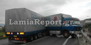 Νταλίκα δίπλωσε και έκοψε την εθνική οδό στα δύο