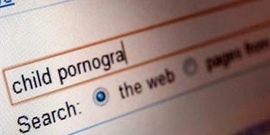 Εκπαιδευτικός ντυνόταν γυναίκα και βιντεοσκοπούσε το σπίτι νεαρών αγοριών