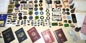 Εντοπίστηκε «γιάφκα» κατασκευής πλαστών διαβατηρίων και πιστοποιητικών