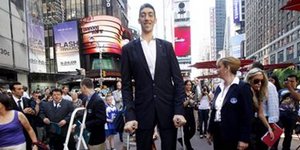 Ο ψηλότερος άνθρωπος στον κόσμο... σταμάτησε επιτέλους ννα ψηλώνει [βίντεο]