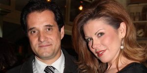 Επιτέθηκαν με γιαούρτια και ύβρεις στον Άδωνι Γεωργιάδη και τη σύζυγό του [ βίντ
