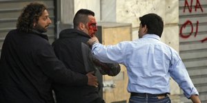 Ξυλοκόπησαν αστυνομικό στο Σύνταγμα και του πήραν μέχρι και το σακάκι [εικόνες]