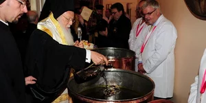 Σε εξέλιξη η παρασκευή Αγίου Μύρου στο Φανάρι - Παρασκευάζεται κάθε 10 χρόνια