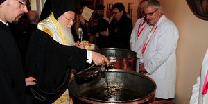 Σε εξέλιξη η παρασκευή Αγίου Μύρου στο Φανάρι - Παρασκευάζεται κάθε 10 χρόνια