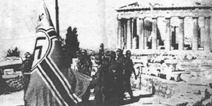 Ένας εύζωνας πέφτει από την Ακρόπολη για να μην παραδοθεί στους Ναζί