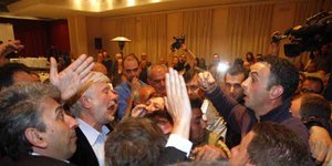 Κροτίδες και ποτήρια με νερό κατά του Πέτρου Τατούλη στην Τρίπολη [βίντεο]