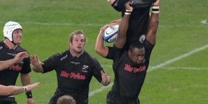 Σήκωσε τον συμπαίκτη του στον αέρα για να πιάσει την μπάλα [βίντεο]