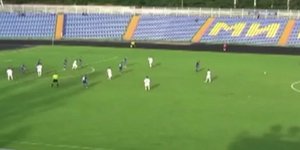 Απίθανο γκολ με εκτέλεση φάουλ από τα 45 μέτρα [βίντεο]