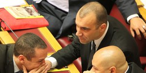 Γιαούρτωσαν τον βουλευτή της Χρυσής Αυγής