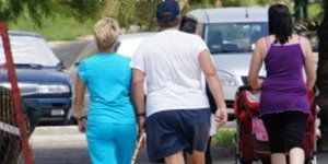 Η βόλτα του Καραμανλή στην Ραφήνα με σορτσάκι [εικόνες]