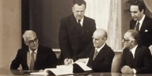 Ο Κωνσταντίνος Καραμανλής υπογράφει την πράξη προσχώρησης στην ΕΟΚ [βίντεο]