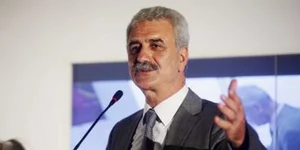 Επιχειρηματίας εκτός εαυτού χαστουκίζει περιφερειάρχη