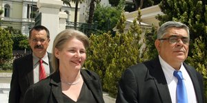 Ετσι έφυγαν από τη Βουλή ο μπαμπάς