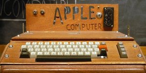 Ποιος θα δώσει 180.000 δολάρια για το pc που έφτιαξε ο Ουόζνιακ στο γκαράζ του Τ