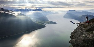 Απίστευτες βουτιές θανάτου με θέα το απέραντο γαλάζιο [εικόνες]