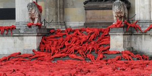 Γυμνοί και «αιματοβαμμένοι» διεκδικούν το Δαχτυλίδι των Νιμπελούνγκεν! [εικόνες]