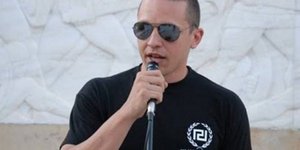 Ο Κασιδιάρης μοντέλο σε διαφήμιση ρούχων για εθνικόφρονες [εικόνα]