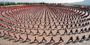 Εντυπωσιακό: 10.000 μαθητές κουνγκ-φου σε απόλυτο συγχρονισμό [εικόνες]