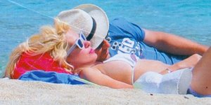 Μενεγάκη – Παντζόπουλος ανταλλάσσουν «καυτά» φιλιά στην παραλία [εικόνες]