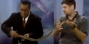 Δεν τον λες και παλικάρι: Παρουσιαστής «τα παίζει» με μια σαύρα [βίντεο]