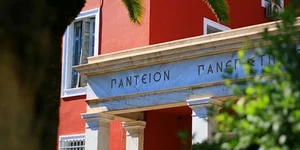 Αγριες συμπλοκές με τραυματίες στο Πάντειο μεταξύ φοιτητών και Χρυσαυγιτών