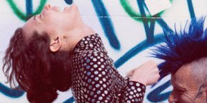 Supermodel δείχνει το στήθος της σε περαστικό [εικόνες]