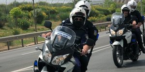 Ληστές τράπεζας με καλάσνικοφ κράτησαν ομήρους στις Σπέτσες