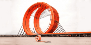 Παράτολμοι κασκαντέρ κάνουν επικίνδυνα κόλπα με αυτοκίνητα [βίντεο]