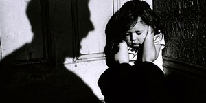 Σκότωσε την οκτάχρονη κόρη του αφού πρώτα τη βασάνισε με καυτό σίδερο