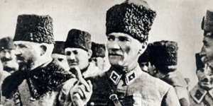 Σπάνιο ντοκουμέντο δείχνει τον Κεμάλ Ατατούρκ να μπαίνει στη Σμύρνη [βίντεο]