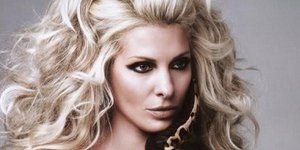 Η Ελένη Μενεγάκη στη θάλασσα φορώντας μόνο το καυτό μπικίνι της! [εικόνες]