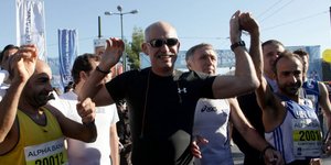 Ο Γιώργος Παπανδρέου ξαναέπεσε από το ποδήλατο – Μεταφέρθηκε στο ΚΑΤ