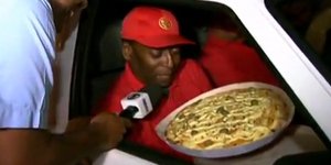 Ο Πελέ έγινε.... πιτσαδόρος για χάρη της Σάντος [βίντεο]