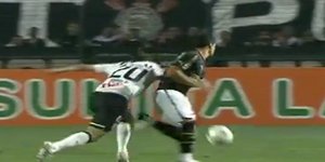 «Ξάπλωσε» τον αντίπαλό του στο χορτάρι με υπέροχη ντρίμπλα [βίντεο]