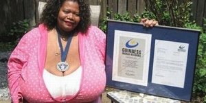 Το μεγαλύτερο φυσικό στήθος στον κόσμο είναι πραγματικά τεράστιο! [εικόνες]