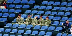 Επιστρατεύουν φαντάρους και μαθητές για να γεμίσουν τα άδεια στάδια του Λονδίνου