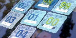 Τέλος τα αυτοκόλλητα τέλη κυκλοφορίας - Πως «έκλεβαν» σήματα οι ιδιοκτήτες Ι.Χ.