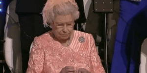Η βασίλισσα Ελισάβετ στην Τελετή Εναρξης... έξυνε τα  νύχια της! [βίντεο]