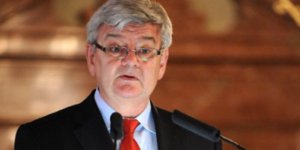 Φίσερ: Η Μέρκελ δεν έχε ι όραμα για την κρίση – Ρίχνει λάδι στην φωτιά