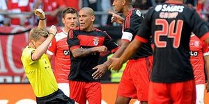 Αμυντικός «έβγαλε» νοκ άουτ τον διαιτητή και διακόπηκε ο αγώνας [βίντεο]