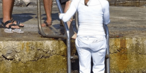 Πασίγνωστη τραγουδίστρια έπεσε στη θάλασσα... με τα ρούχα! [εικόνες]