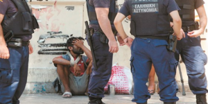 Επεισόδια στην Κόρινθο - Χρυσαυγίτες και κάτοικοι επιτέθηκαν σε αστυνομικούς